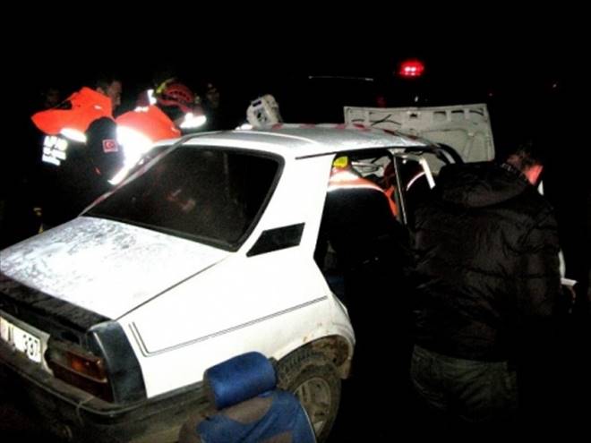 Aksaray`da Kamyonet Otomobille Çarpıştı: 1 Ölü 5 Yaralı