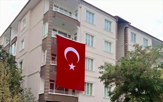 Şehidin Baba ocağına Türk Bayrağı asıldı. 