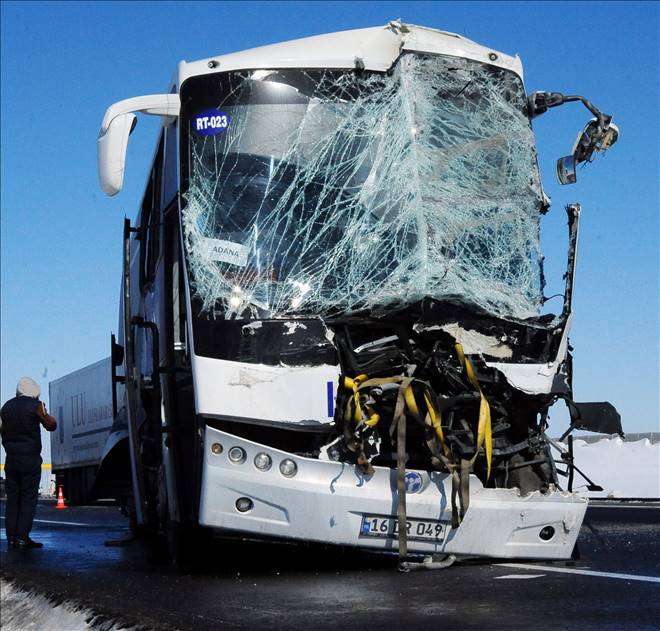 Otobüs TIR ve kamyona çarptı: 10 yaralı