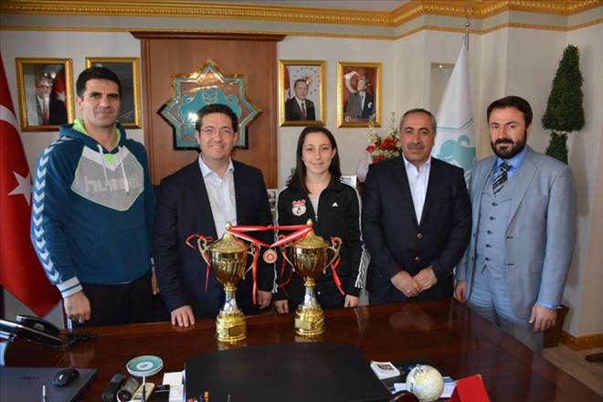 Belediyespor Oyuncuları Kupa Ve Madalyalarla Döndü