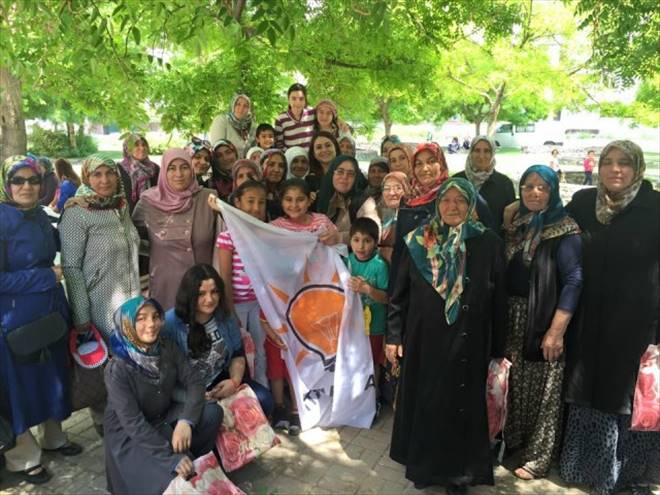 AK Kadınlar Ereğlikapı mahallesinde kap kapı geziyor