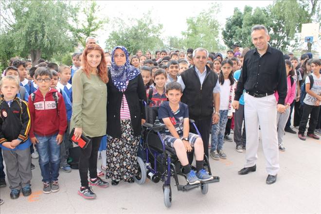 Ahmet Can Hüyük e akülü tekerlekli sandalye hediye edildi.
