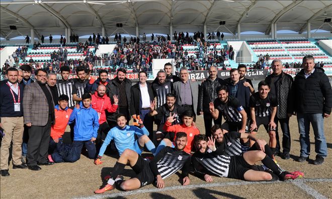 Vali Aykut Pekmez ve Başkan Haluk Şahin Yazgı, Sahaya İnerek Futbolcuları ve Taraftarları Kutladı