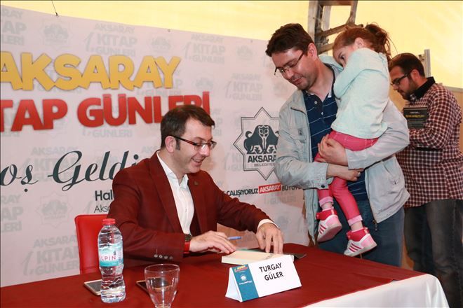Turgay Güler 1. Aksaray Kitap Günlerinde kitaplarını imzaladı
