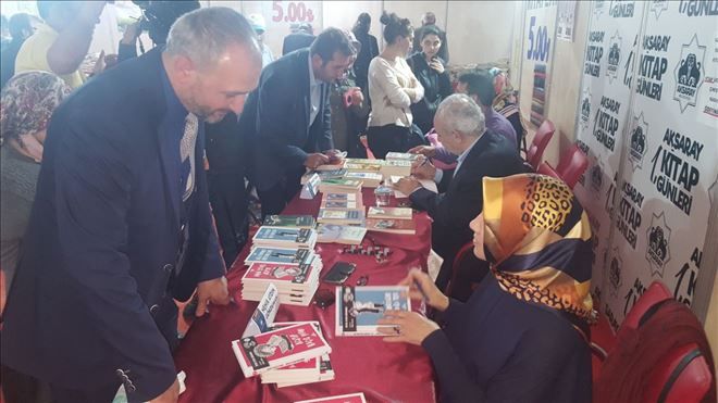Yazar Vehbi Vakkasoğlu, 1. Aksaray kitap günlerinde kitaplarını imzaladı