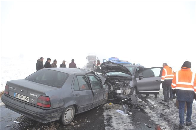 Aksaray´da iki otomobil çarpıştı: 1 ölü, 5 yaralı