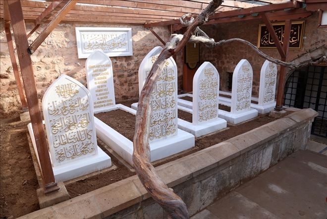 Somuncu Baba Türbesi´ne Osmanlıca mezar taşları-Aksaray Haberleri