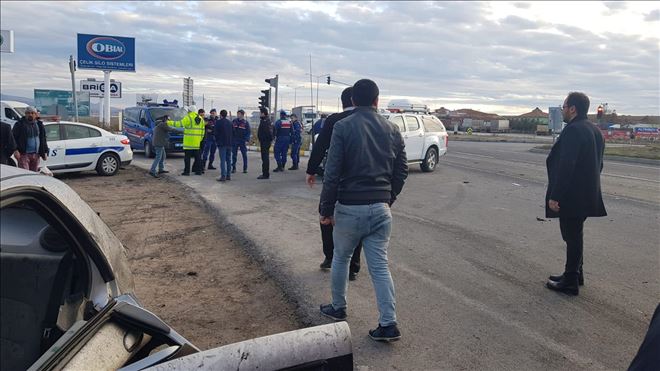 Aksaray OSB Girişinde Trafik Kazası;3 Kişi Yaralandı.