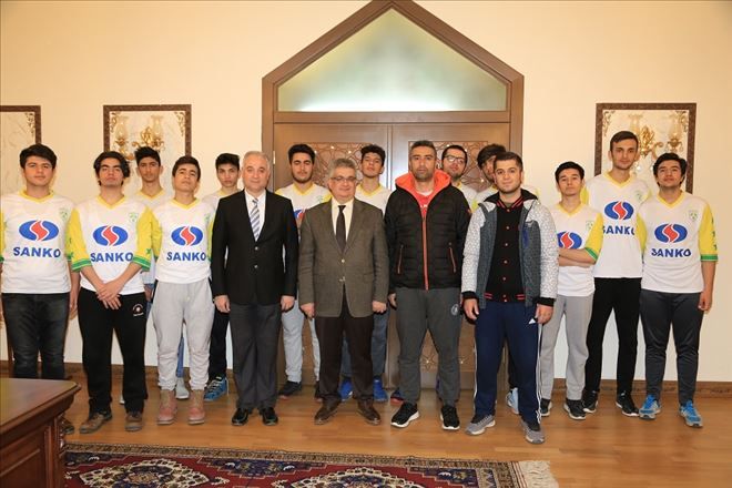 Adıyaman Yamanspor Basketbol Takımı Vali Aykut Pekmez´i ziyaret etti.