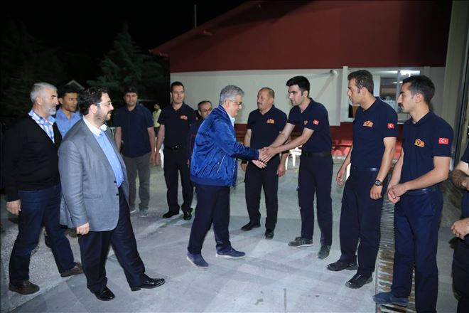 Vali Aykut Pekmez milletvekilleri ile itfaiye ´de sahur yaptı