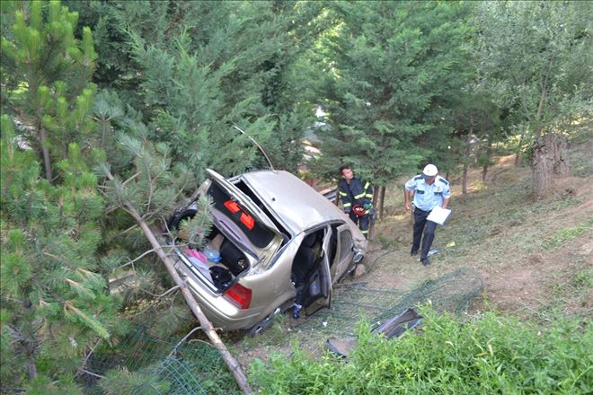Otomobil Şarampole Yuvarlandı 3 Kişi Yaralandı