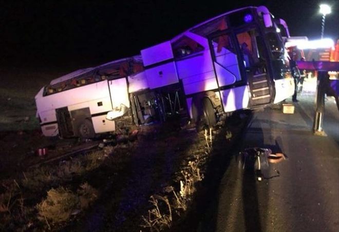 Göçmenleri Taşıyan Otobüs Devrildi 1 Kişi Öldü 40 Kişi Yaralandı