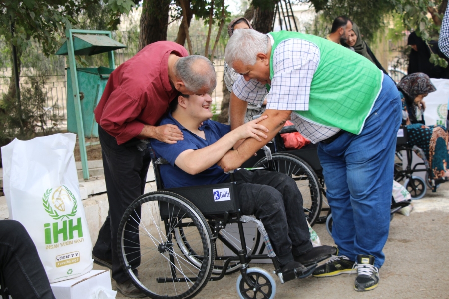 Afrin'de yetim ve engellilerle buluştular