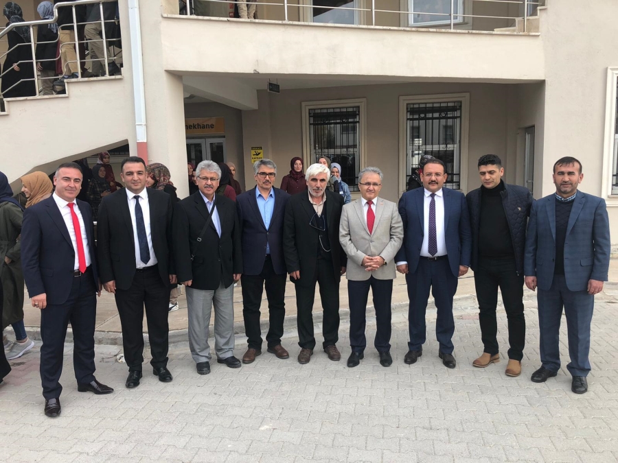 İki Otomobil Kavşakta Çarpıştı 1'i Ağır 6 Kişi Yaralandı