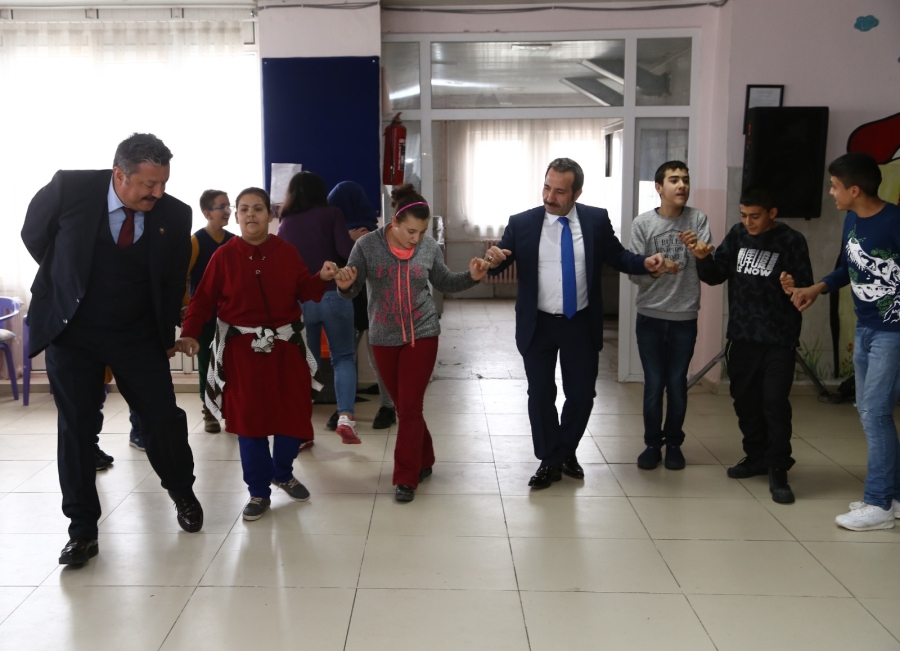 Aksaray Valisi Ali Mantı özel çocuklarla hüdayda oynadı