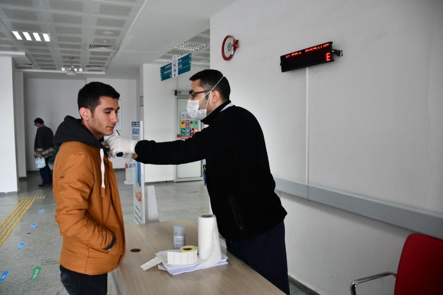 Aksaray’da hastaneye gelen her vatandaş kontrolden geçiriliyor
