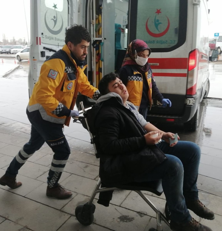 Elektrikli bisiklet ile otomobil çarptıştı: 1 yaralı