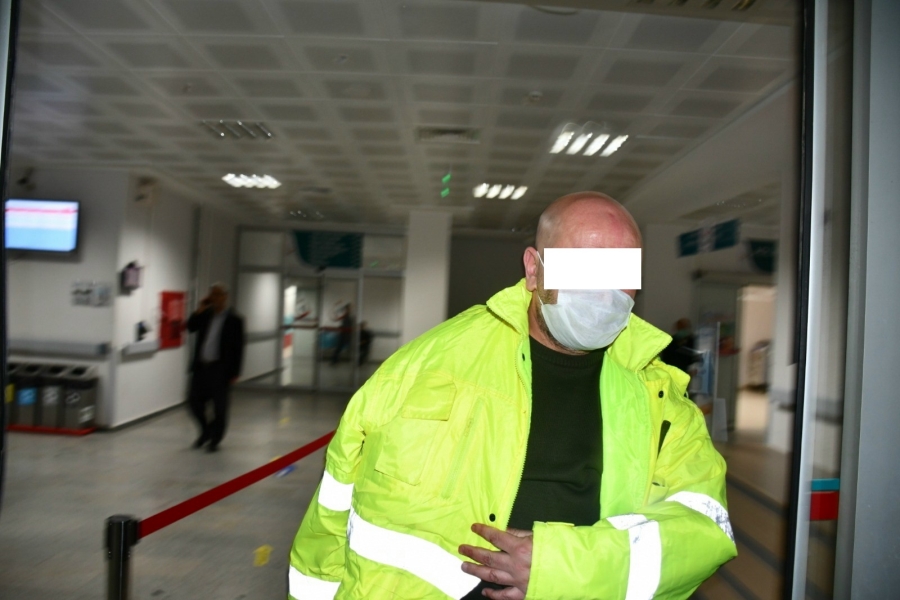 Polis memuru, canını kurtardığı genç tarafından bıçaklandı