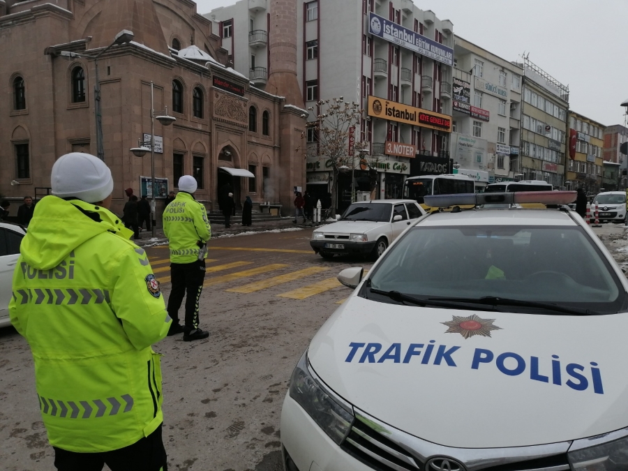 Aksaray polisi yaşlı ve genç denetiminde
