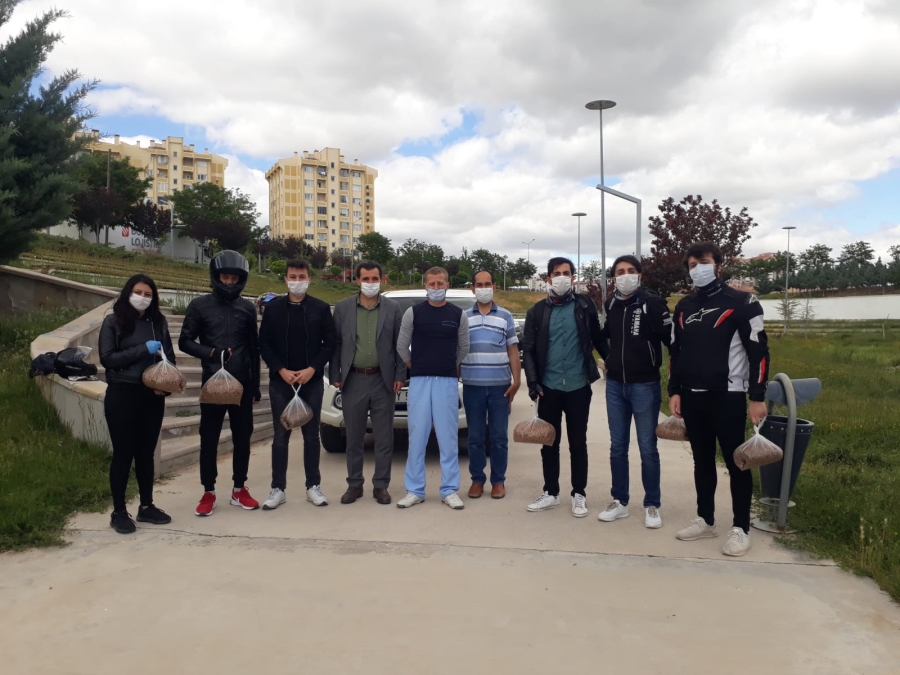 Çatıya çıkan genci polis muhabbet ederek ikna etti