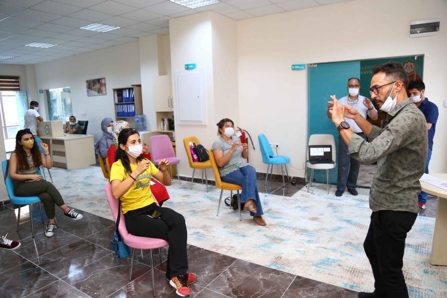 Aksaray'da Açılan İşaret Dili Kursuna İlgi Artıyor