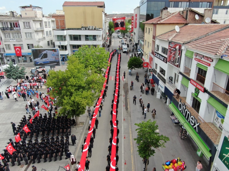 Aksaray da 2 bin 100 kişinin taşıdığı 550 metrelik bayrakla 19 Mayıs kutlaması yapıldı 