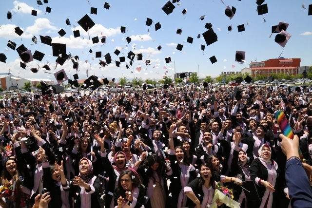 ASÜ`den bu yıl 2 Bin 743 öğrenci mezun oldu