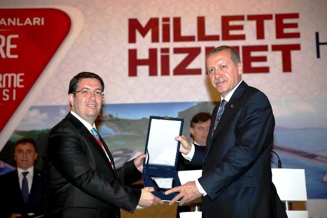 Başbakan Erdoğan`dan, Başkan Yazgı`ya ödül