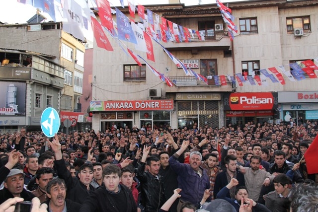 HDP parti tabelasının indirilmesini isteyen grup polisle çatıştı 