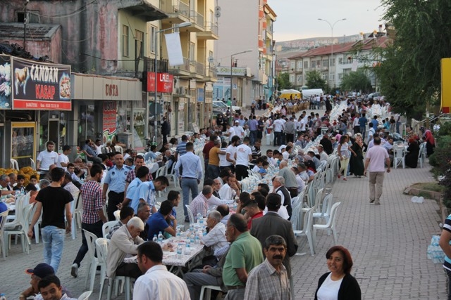 Ortaköy`de 5 binden fazla kişi iftarda buluştu