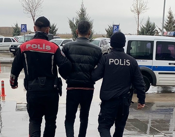 Aksaray’da 10 Ayrı Suçtan Firari Olan Suç Makinası Şafak Operasyonu ile Yakalandı