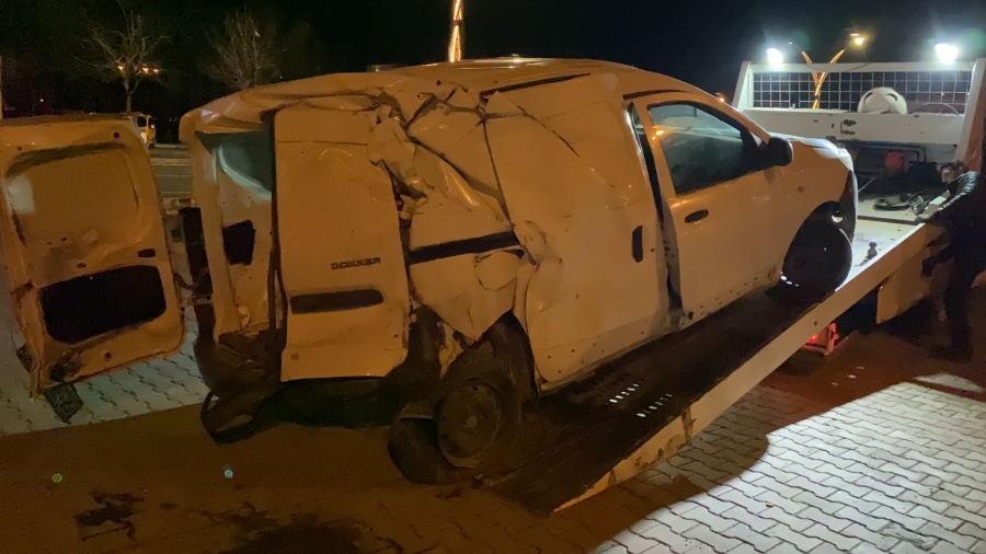 Hafif ticari araç midibüs ve otomobile çarptı: 3 yaralı