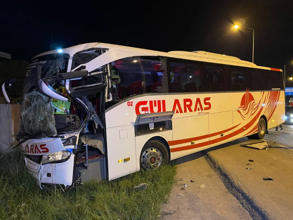 Aksaray da Otobüs ile TIR çarpıştı 8 kişi yaralandı 