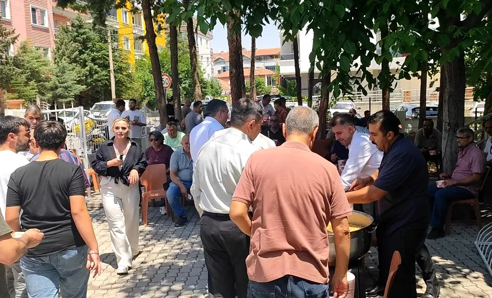 Aksaray Coğlaki Mahallesi'nde Geleneksel Aşure İkramı Yoğun İlgi Gördü