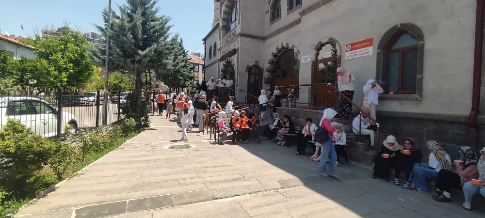 Yakabağlar Camii'nde Yaz Kur'an Kursu Öğrencilerine Aşure İkramı